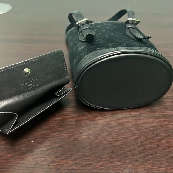 Louis Vuitton
2001 Pre-owned Monogram Little Bucket Handbag w/ Matching Wallet! - Picture 4 of 8